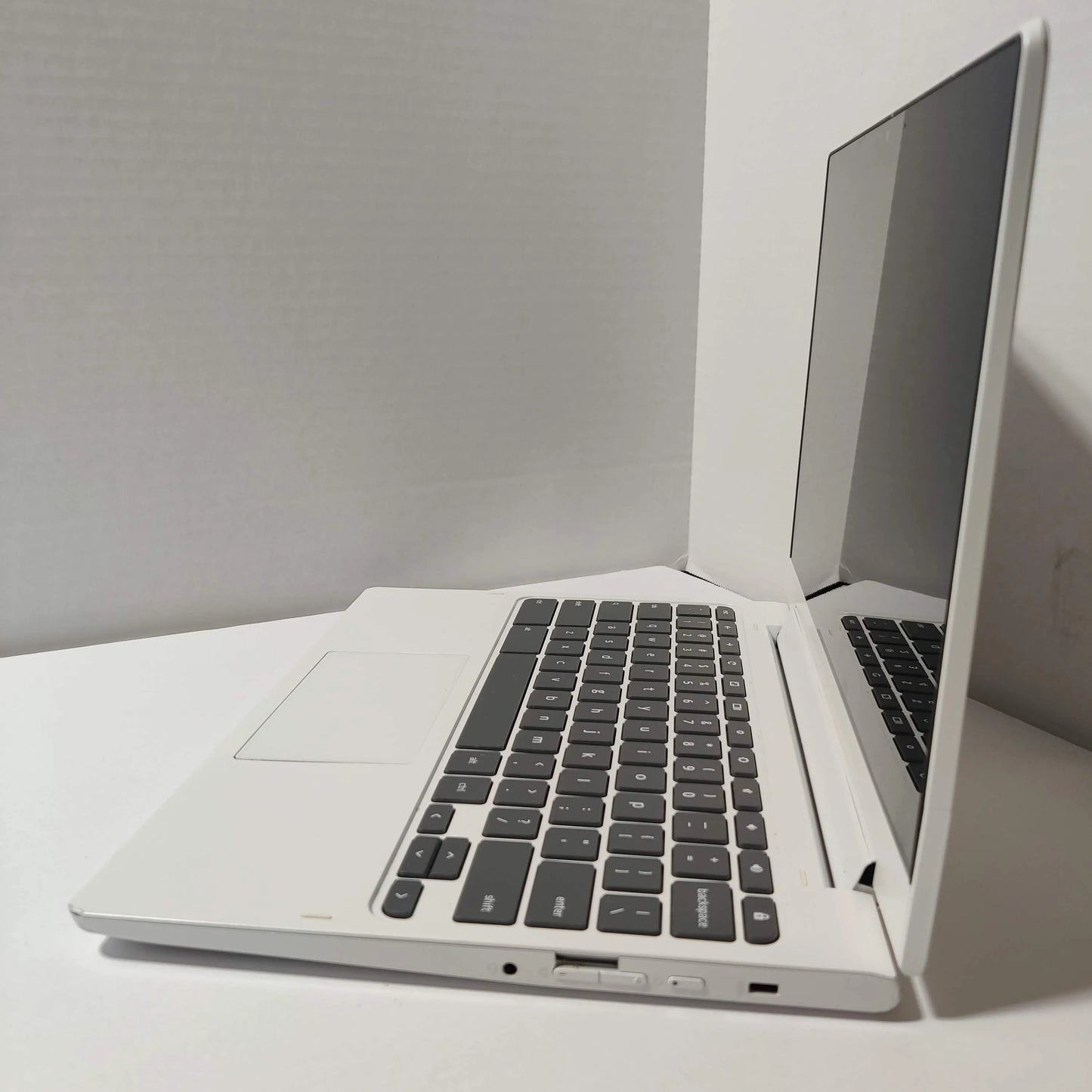 Lenovo C330 11.6" Touchscreen 2 in 1 Chromebook MediaTek MT8173C 4GB 64GB White, Used Fair